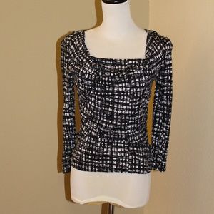 🤗💖Price reduced to sell ASAP❤️Michael💖 Kors Black/White Top